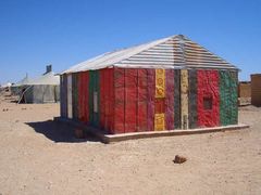 Buntes Zelt im Flüchtlingslager