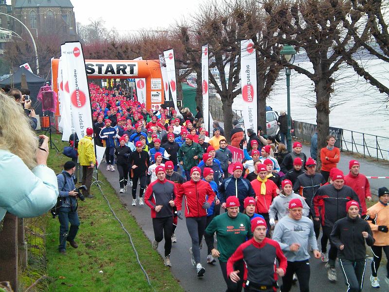 06.jpg - 850 Läuferinnen und Läufer begeben sich auf die 10 km Strecke