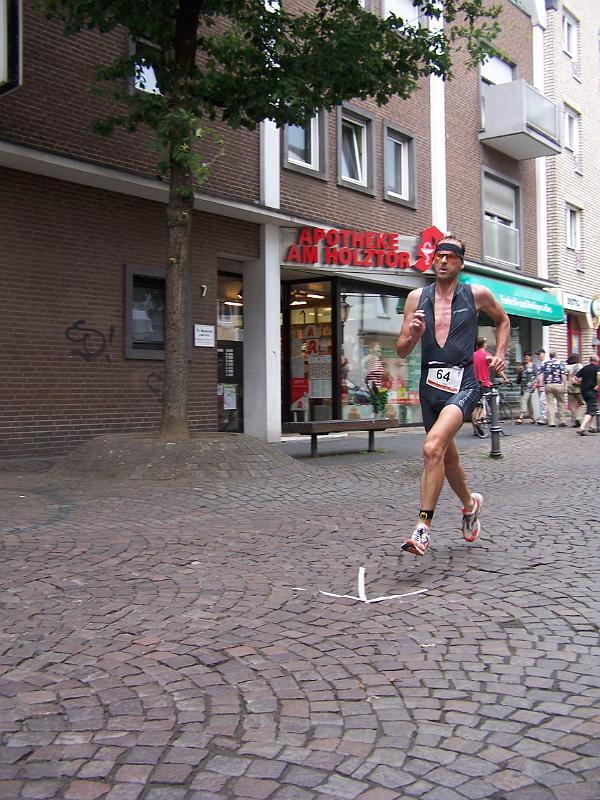 42.JPG - Nun ist er auf der Laufstrecke - hier kann Bernd noch einmal Zeit herauslaufen