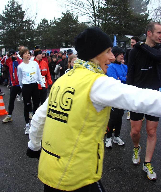 DSC04117.jpg - Gisela wird durch Antje auf die Strecke geschickt