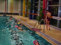 Kritisch beobachtet Birgit die Beinarbeit der Schwimmer
