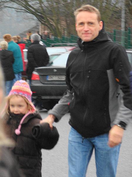 12.JPG - Rolf kommt mit Tochter zum Anfeuern