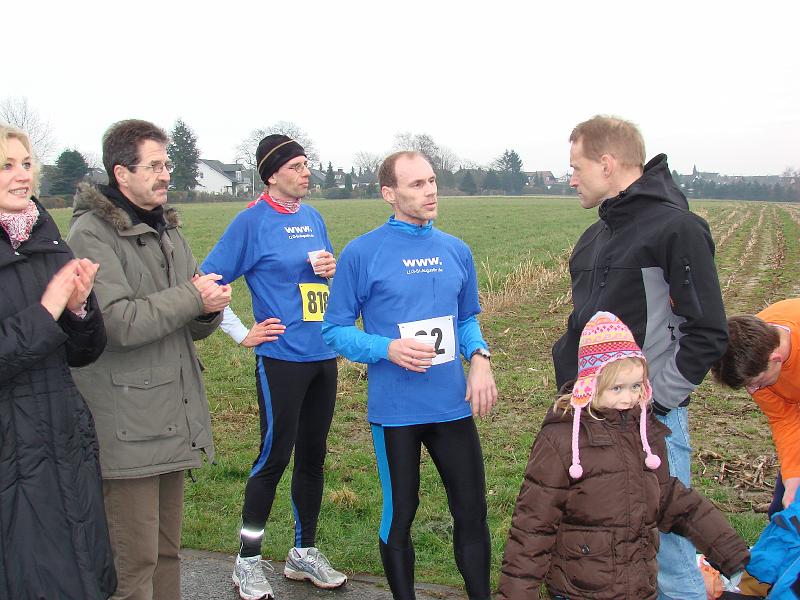 14.JPG - Thorsten und Christof nach dem Zieleinlauf, Rolf erkundigt sich nach dem Lauf