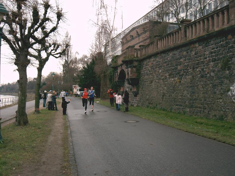07.jpg - Bernd und ein Kontrahent k&auml;mpfen um einen der vorderen Pl&auml;tze