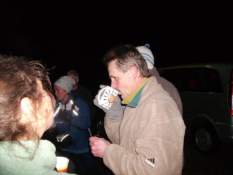 08.JPG - Der Tee wärmt prima...   (Foto Sigurt)
