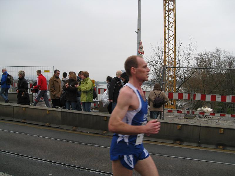 02.JPG - Halbmarathon - Thorsten bei km 8 auf der Kennedy-Br&uuml;cke