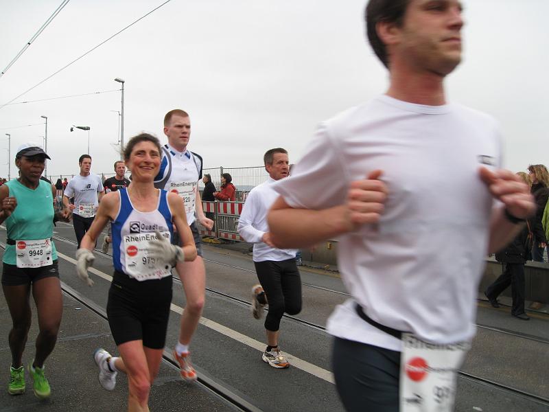 03.JPG - Halbmarathon - Birgit bei km 8