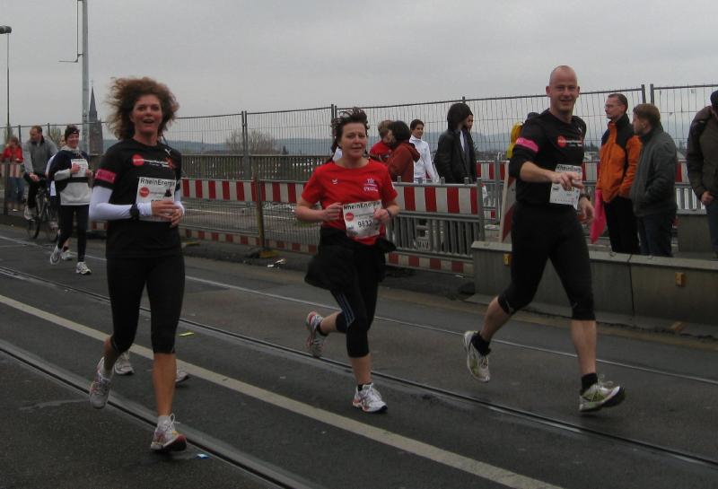 07.jpg - Halbmarathon - Christine und Carsten bei km 8