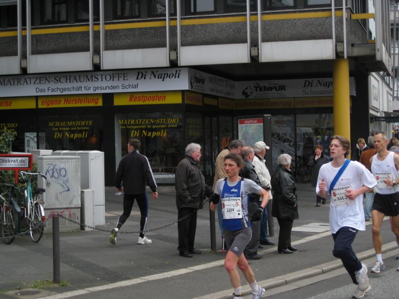 14.JPG - Marathon - Birgit bei ihrer 2. Runde von gesamt 3 (hinter km 8)