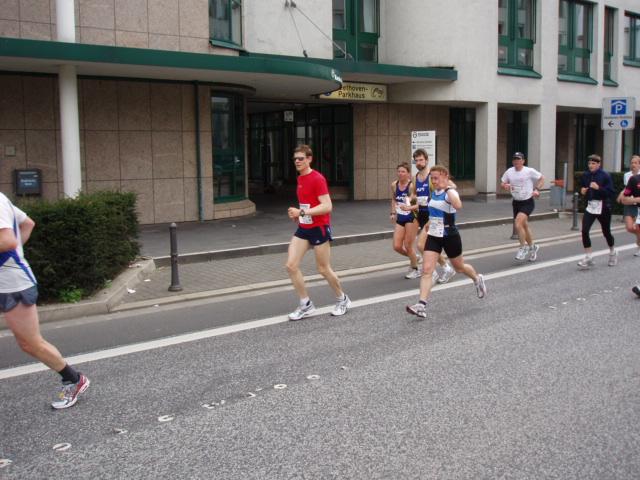 18.JPG - Marathon - Antje zwischen km 8 und 9