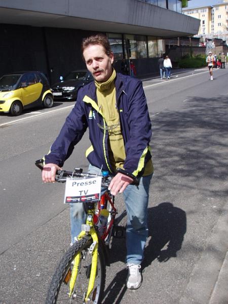 22.JPG - Marathon - Udo auf dem Pressefahrzeug