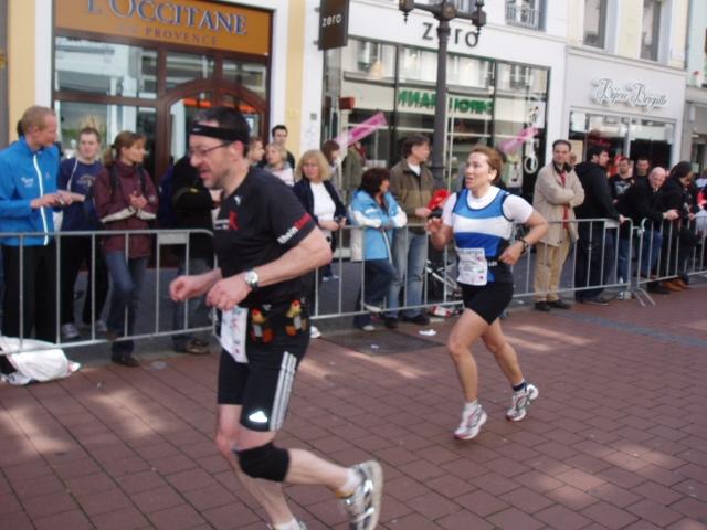 37.JPG - Marathon - Antje hat es gleich geschafft, das Ziel ist nah