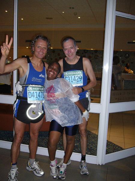 07.JPG - Gerd und Wolfgang mit einer L&auml;uferin, die mit auf das Foto wollte