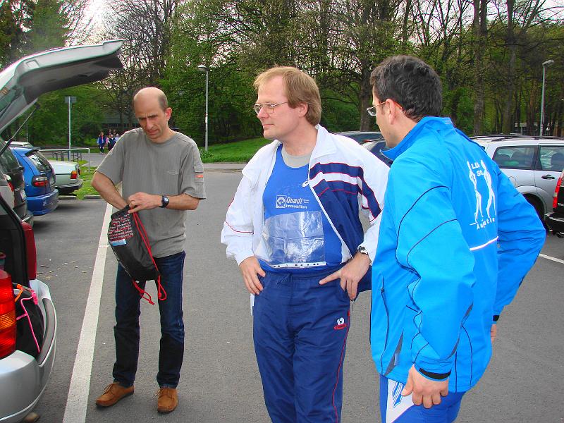 DSC01480.JPG - Erste Gespr&auml;che auf dem Parkplatz - Foto Marion Sohni
