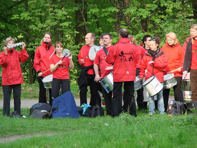 DSC01495.JPG - Percussions-Musik zum Einheizen - Foto Marion Sohni