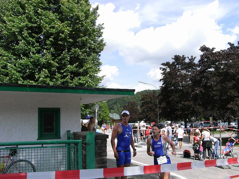 RIMG0037.JPG - Bernd biegt in die Stadionrunde kurz vor dem Ziel ein...