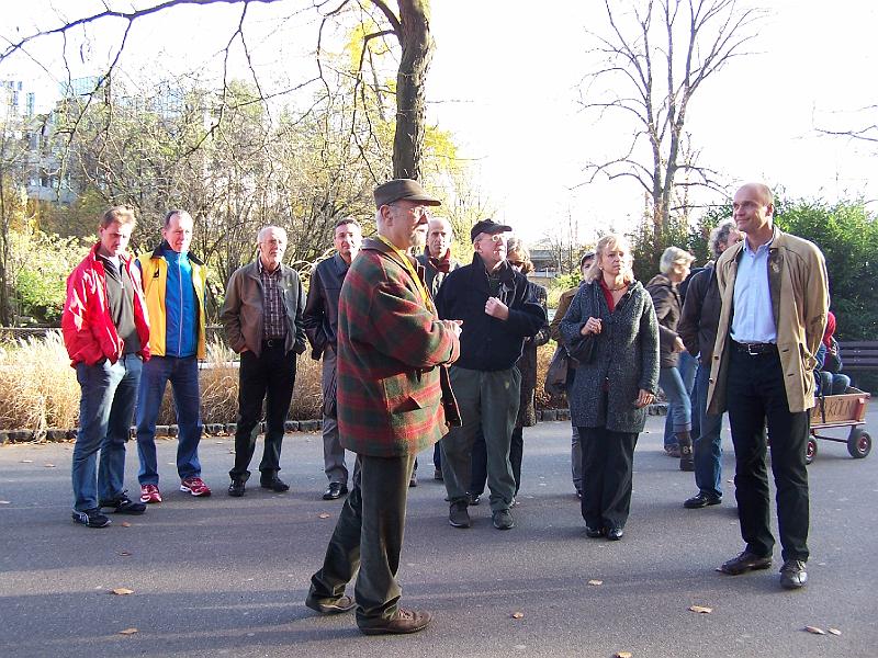 100_6023.JPG - ... und einen fachkundigen F&uuml;hrer haben wir auch gefunden