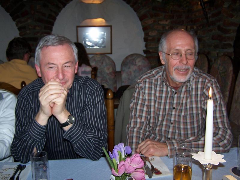 100_6055.JPG - ... Helmut und Dierk vermuten einen faulen Zauber ...