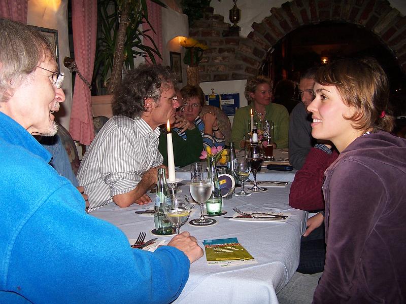 100_6056.JPG - Gerhard im Gespräch mit Marijke