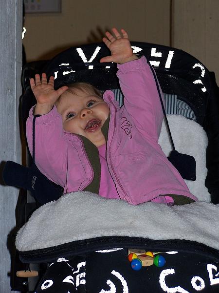 07.JPG - Nina freut sich und &uuml;bt schon einmal das Anfeuern