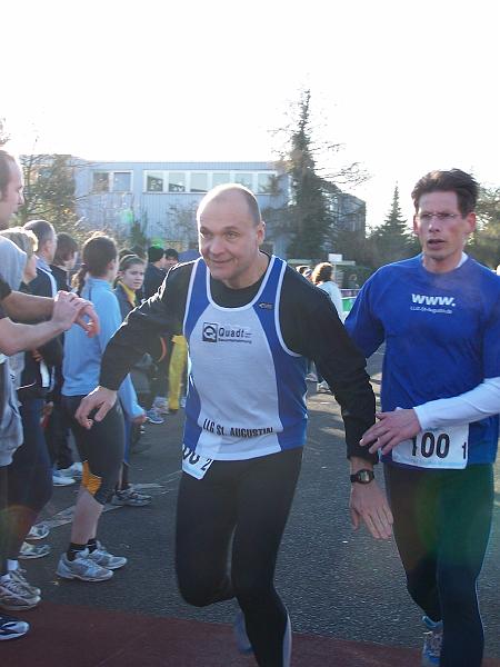 15.JPG - Klaus &uuml;bergibt an Achim den unsichtbaren Staffelstab