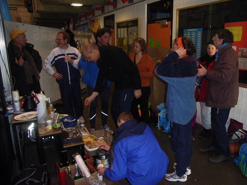 61.JPG - Das von Birgit und Udo spendierte Bier wird gezapft (Foto Bernd Nitsche)