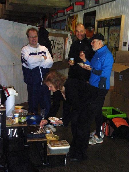 64.JPG - ...und erz&auml;hlen... (Foto Bernd Nitsche)