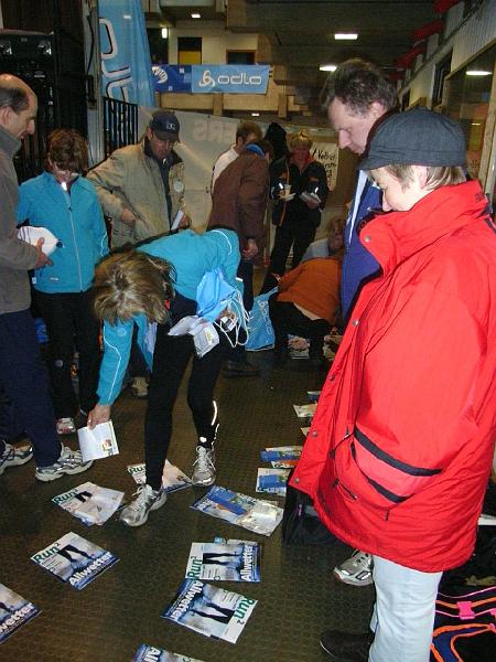 65.JPG - Das Werbematerial wird f&uuml;r alle Teilnehmer verteilt (Foto Bernd Nitsche)