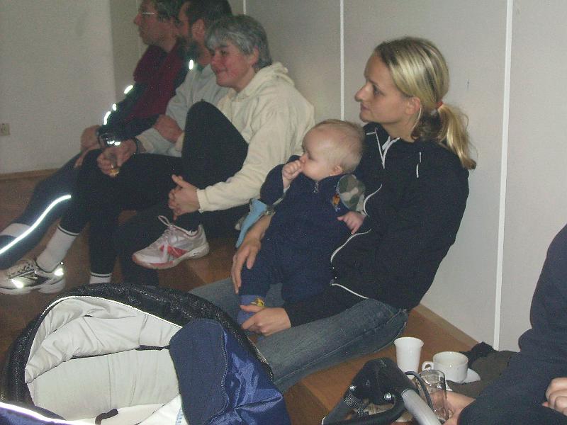 20.jpg - Ob Mama mir etwas aus dem "Fresskorb" abgibt, den sie gewonnen hat? - Foto Sigurt Zacher