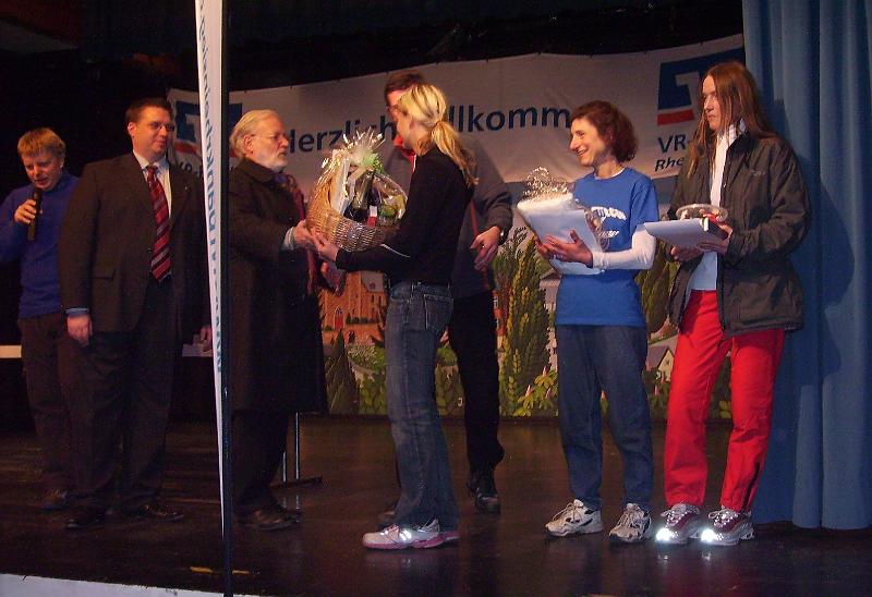 21.jpg - Siegerin und Platzierte mit Urkunden und Pr&auml;senten - Foto Sigurt Zacher