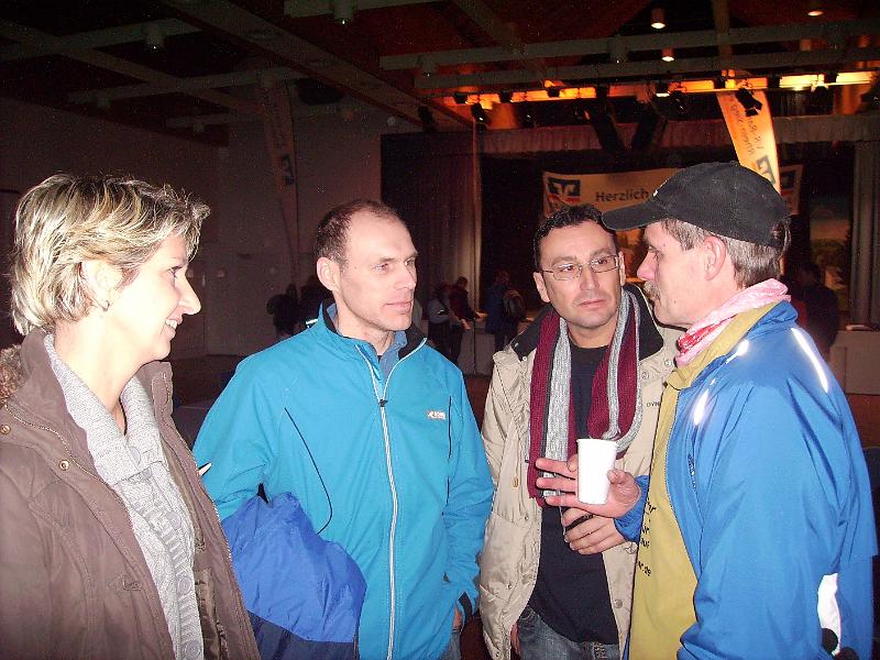 26.jpg - Angeregte Gespr&auml;che - Udo mit Marion, Thorsten und Frank - Foto Sigurt Zacher