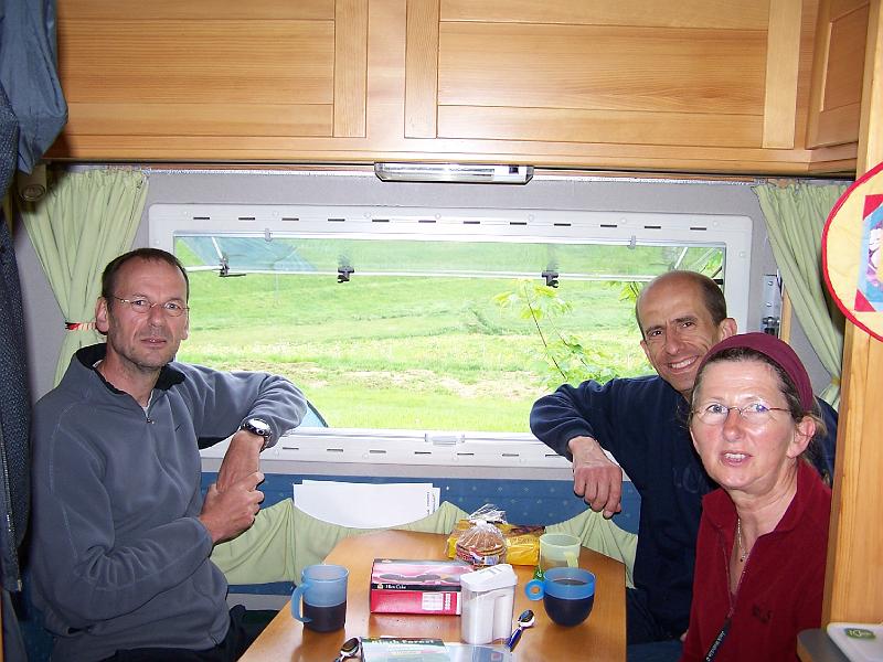 03.JPG - Der Begr&uuml;&szlig;ungskaffee im Womo (Foto Antje)