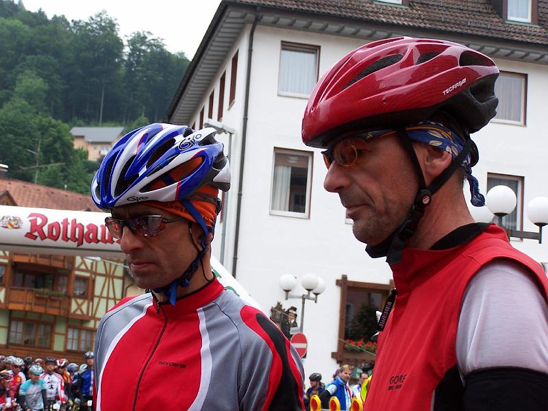 15.JPG - Olaf und Bernd beim Einchecken (Foto Antje)
