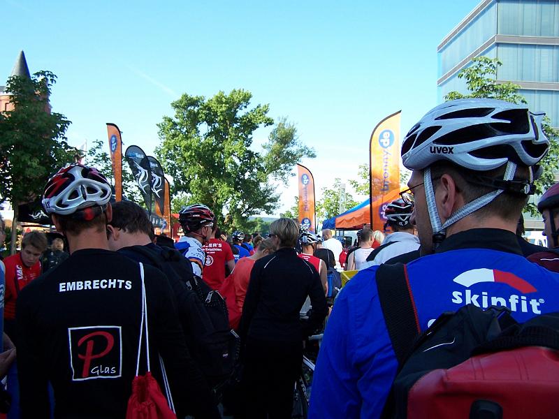 01.JPG - Die Schlange an der Wechselzone