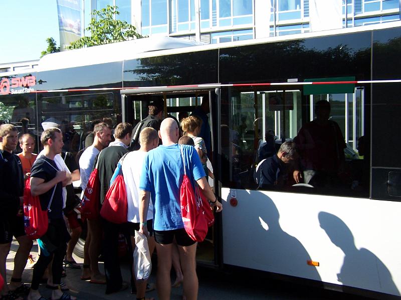 05.JPG - Nun geht es mit dem Bus zum Schwimmstart