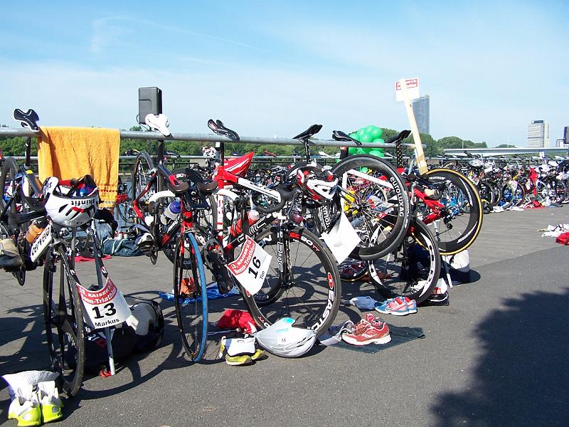 07.JPG - In der Wechselzone haben auch die Topathleten schon alles vorbereitet