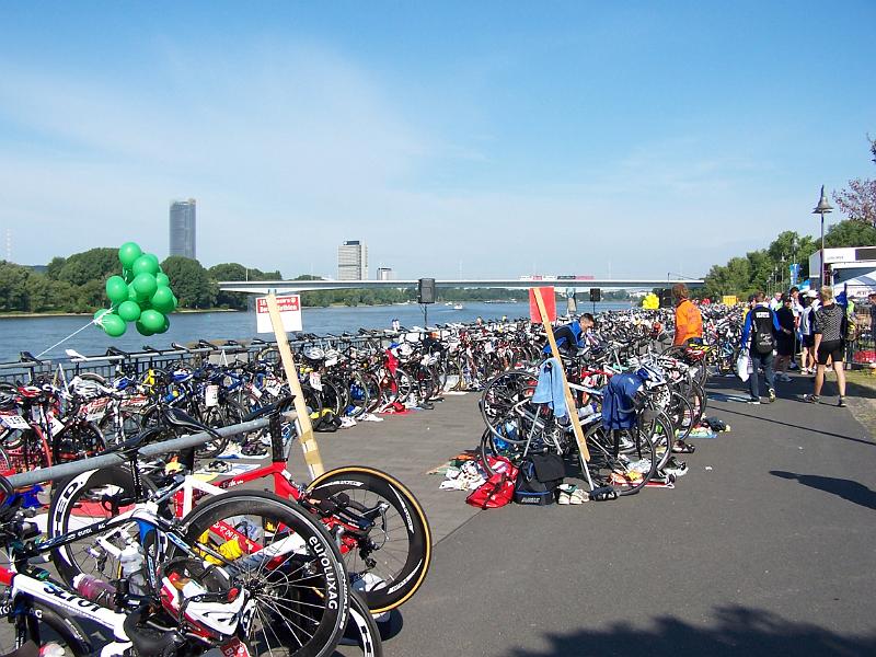 09.JPG - In langen Reihen sind die Rennräder aufgereiht....