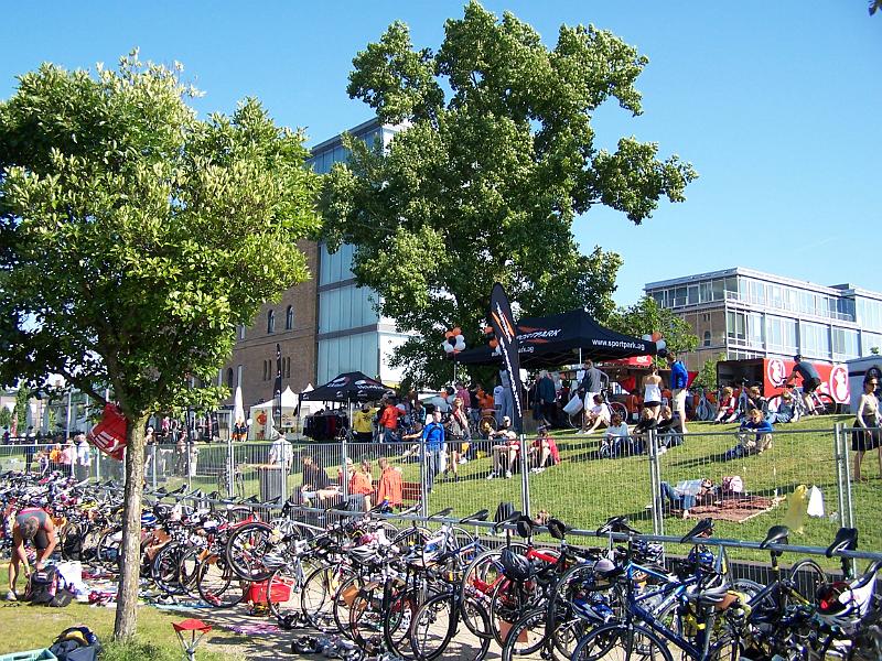 11.JPG - Zuschauer sind auch schon einige da