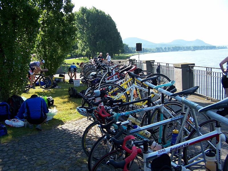 13.JPG - Bei den Staffelstartern liegen nicht so viele Utensilien am Rad