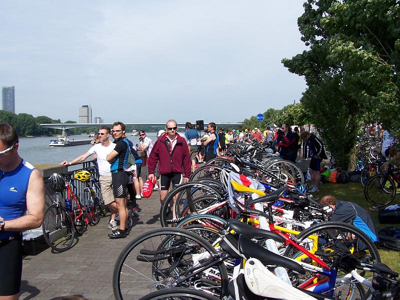 21.JPG - Die anderen Staffelstarter warten, wie ich, auf den Schwimmstart