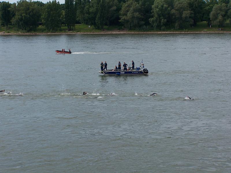 25.JPG - Immer mehr Schwimmer erreichen die Rohmühlenterrasse, ab hier muss man sich langsam zum Ufer orientieren