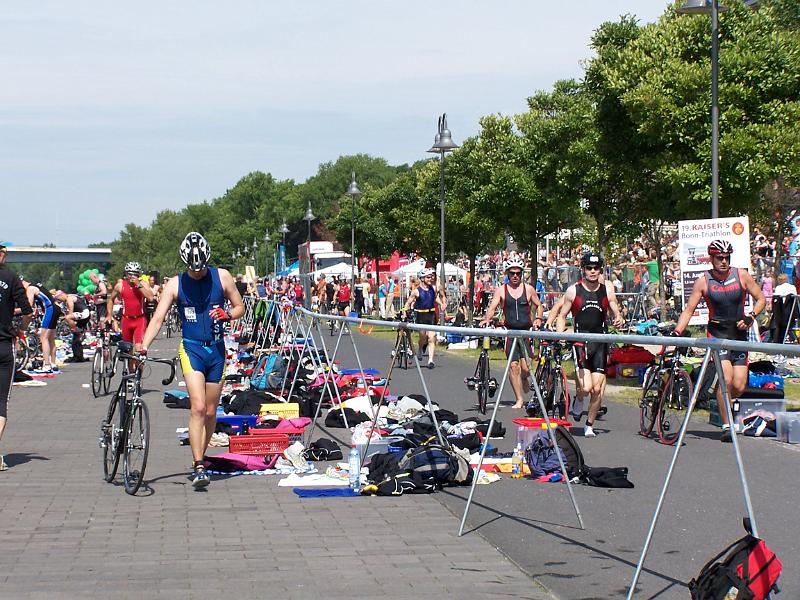 27.JPG - Manche barfuß mit Schuhen am Rad, andere haben die Schuhe schon an