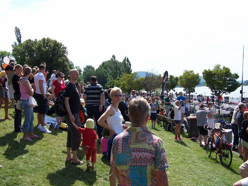 30.JPG - Immer mehr Zuschauer kommen zum Anfeuern der Athleten...