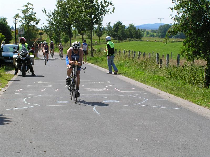 38.jpg - ... und nach der Ortsdurchfahrt kommt dann erst einmal wieder eine Abfahrt