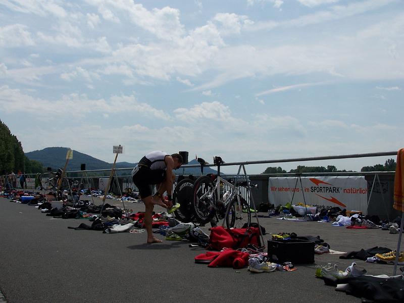 45.JPG - Einer der Topathleten ist wieder in der Wechselzone, Schuhe an...