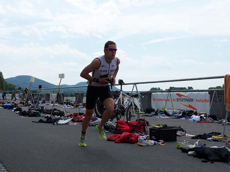 46.JPG - ...und los gehts ... 15 km liegen noch vor ihm