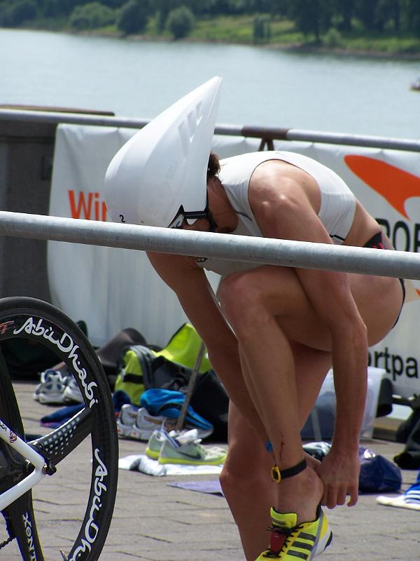 48.JPG - ...schlüpft in seine Laufschuhe...