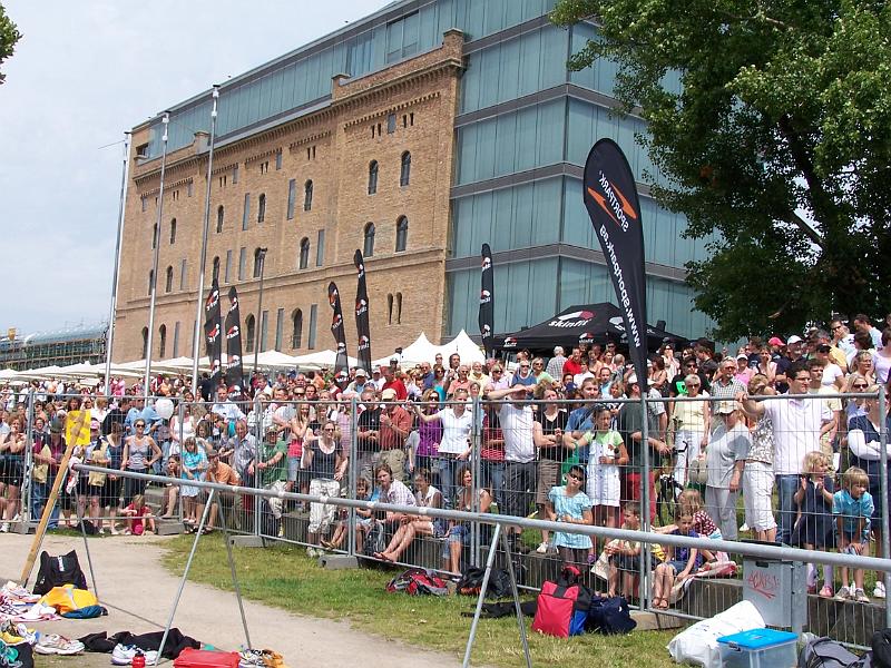 50.JPG - Das Publikum beobachtet die Athleten aufmerksam