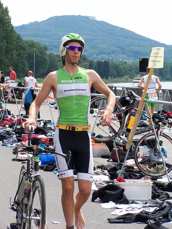 53.JPG - Wieder kommt ein Athlet in die Wechselzone gelaufen...