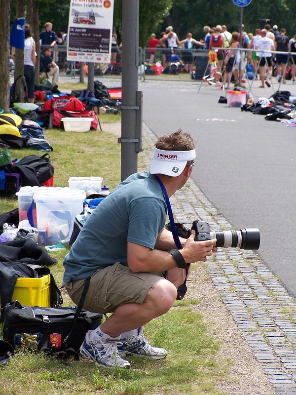 55.JPG - Die Fotografen lauern auf die erste Frau, die von der Radstrecke kommt...